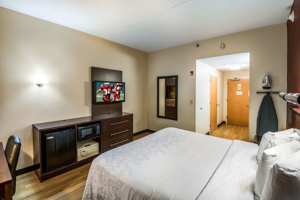 Red Roof Inn PLUS+ Long Island - Garden City Business Room, 1 King Bed, Accessible (Roll-In Shower, Smoke Free) 4