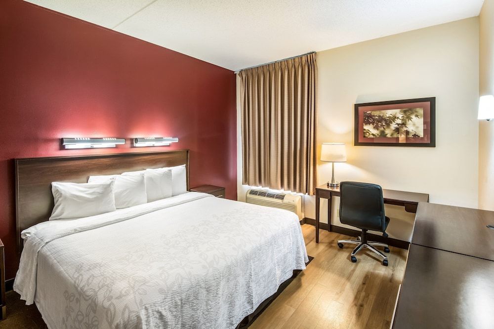 Red Roof Inn PLUS+ Long Island - Garden City Business Room, 1 King Bed, Accessible (Roll-In Shower, Smoke Free) 3