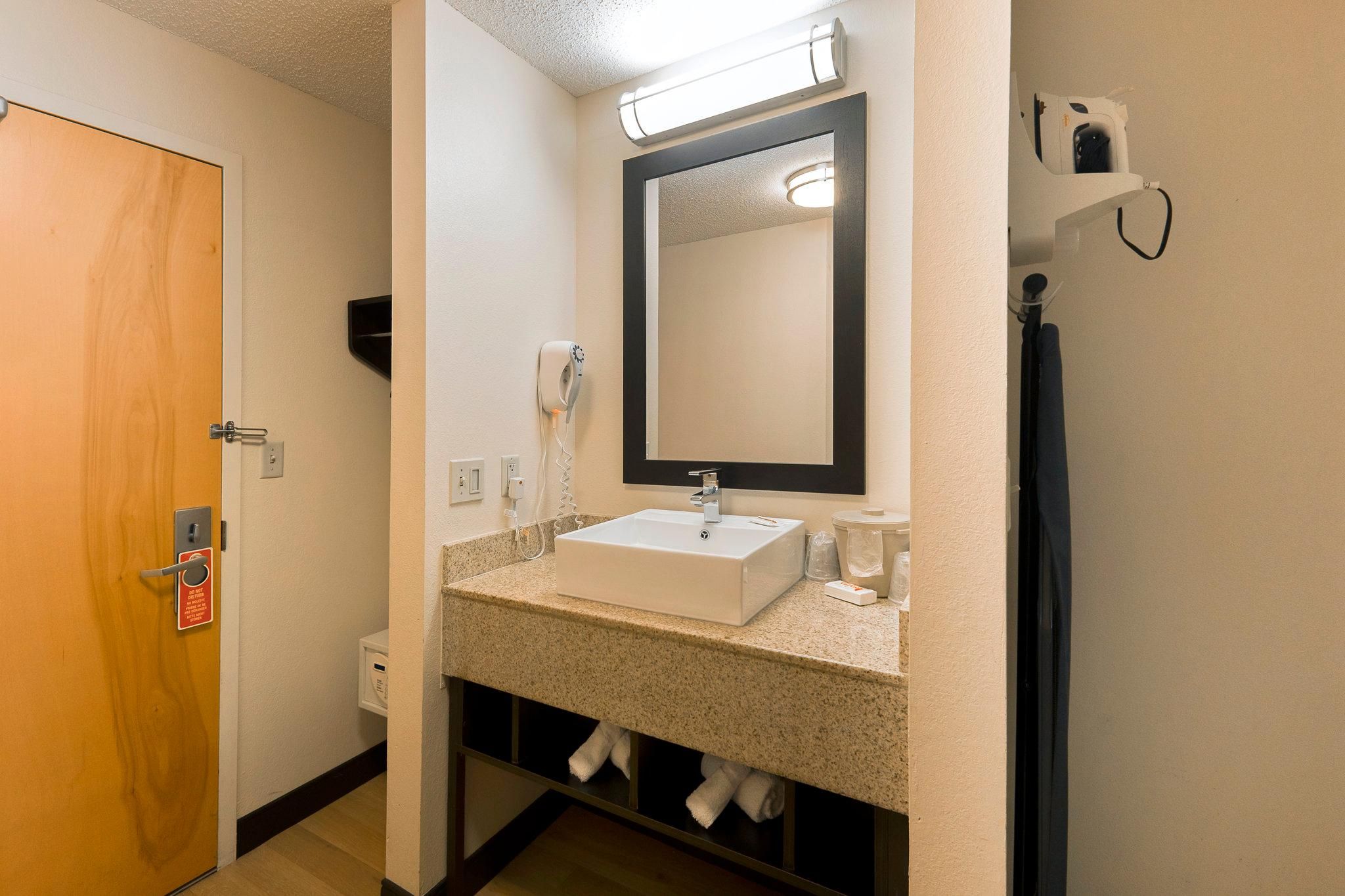 Premium 2 Full Bed Smoke Free (Get More: Upgraded Bedding & Snack Box)