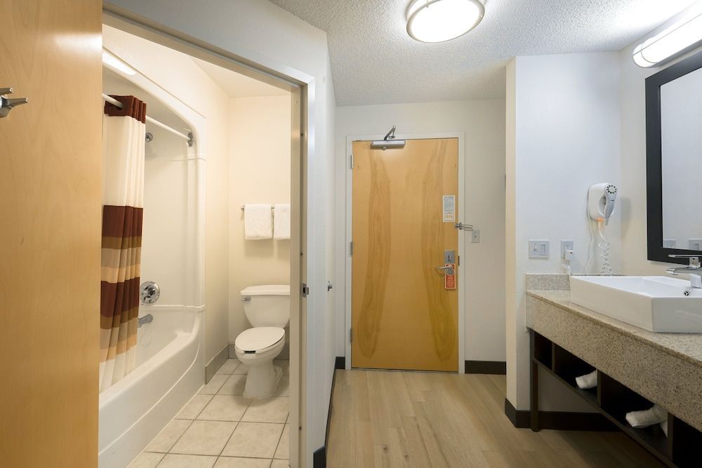 Red Roof Inn PLUS+ Long Island - Garden City Premium Room, 2 Double Beds (Upgraded Bedding & Snack, Smoke Free) 3