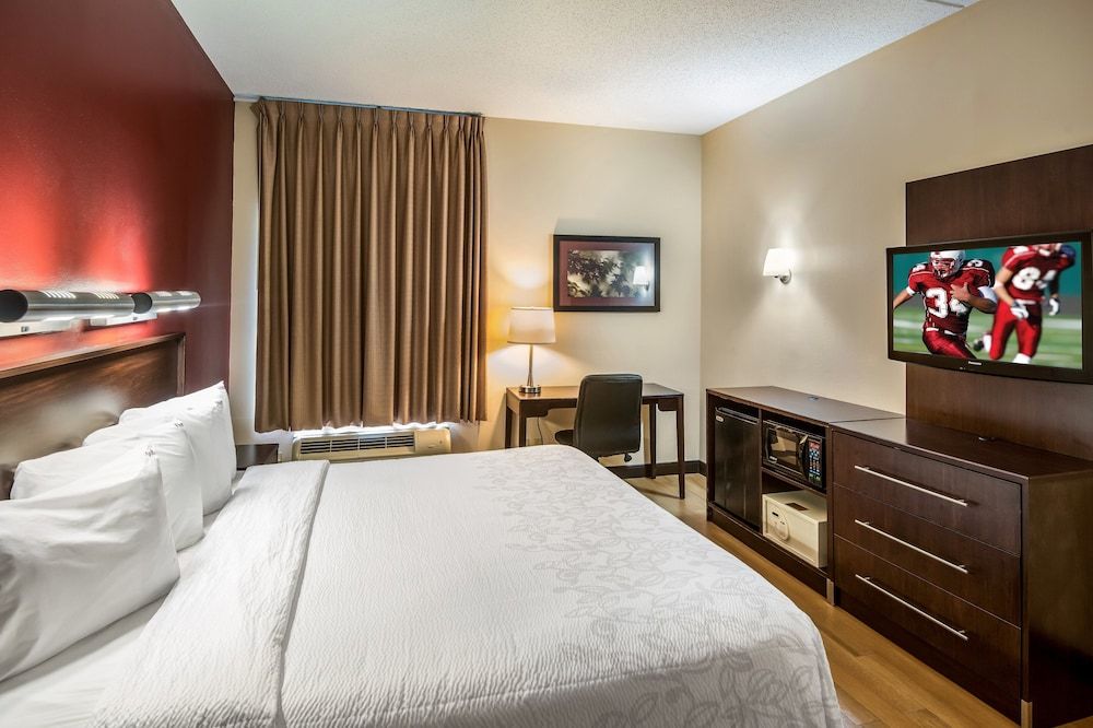 Red Roof Inn PLUS+ Long Island - Garden City Business Room, 1 King Bed, Accessible (Roll-In Shower, Smoke Free) 2