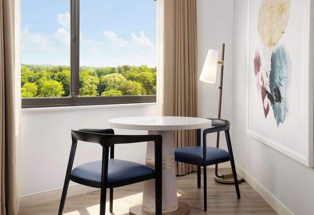 Sonesta White Plains Downtown Superior Room, 1 King Bed, Corner 4