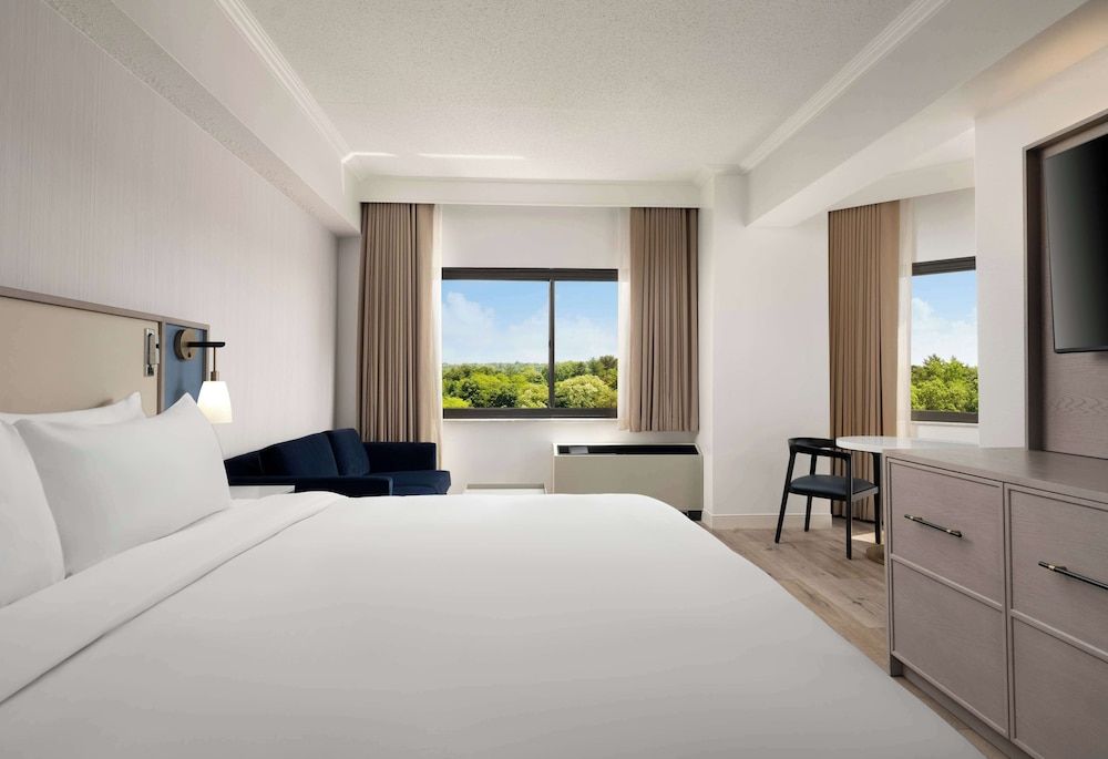 Sonesta White Plains Downtown Superior Room, 1 King Bed, Corner