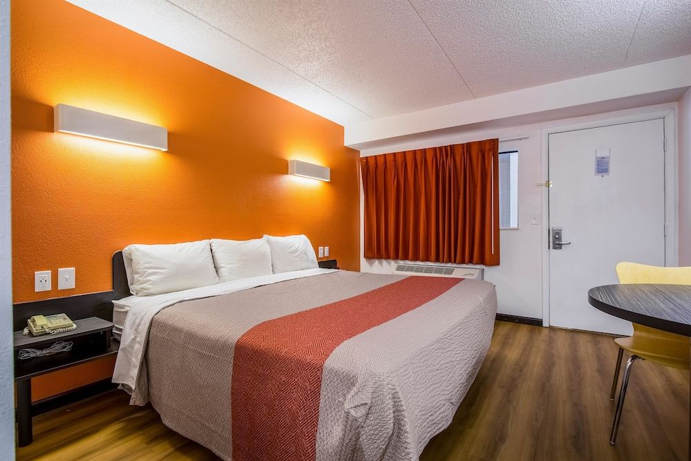 Deluxe Suite, 1 King Bed, Non Smoking, Hot Tub
