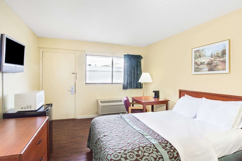 Room, 1 King Bed, Refrigerator & Microwave