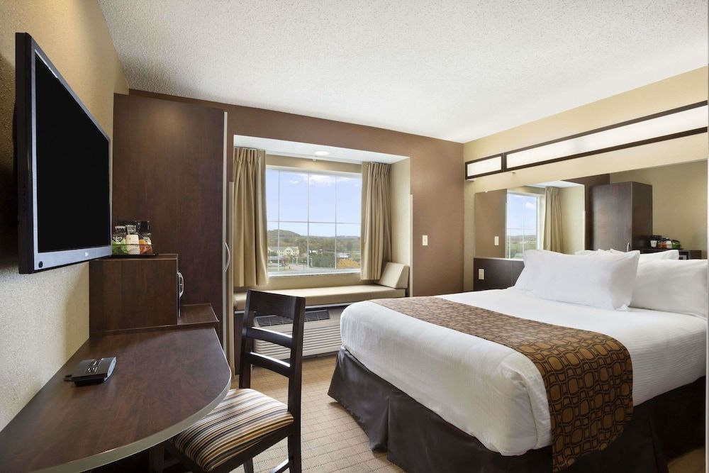 Deluxe Room, 1 Queen Bed, Accessible, Non Smoking (Mobility)