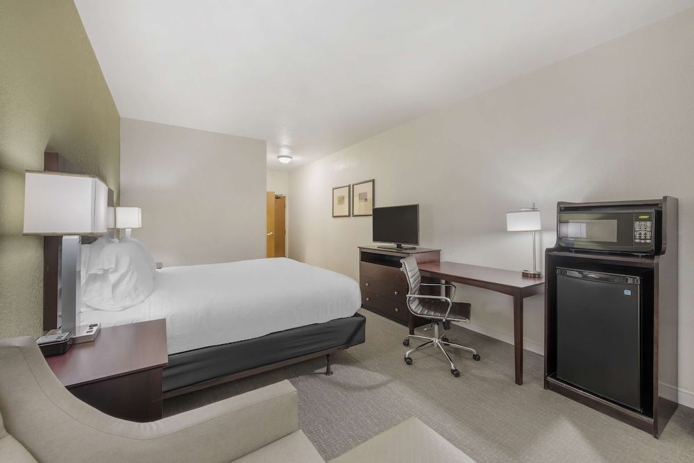 Best Western Celina Standard Room, 1 King Bed, Non Smoking, Microwave