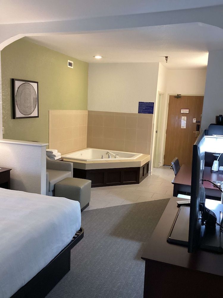 Best Western Celina Standard Room, 1 King Bed, Non Smoking, Jetted Tub 6