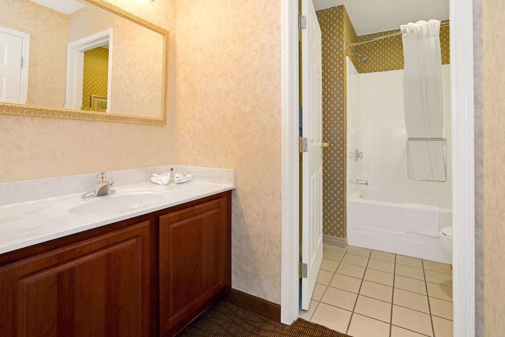 Suite, 2 Bedrooms, Non Smoking (1 King bed and 2 Queen Beds)