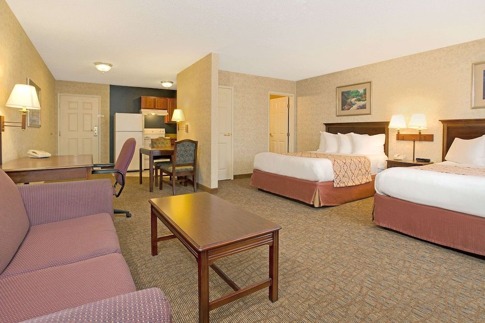 Suite, 2 Bedrooms, Non Smoking (1 King bed and 2 Queen Beds)