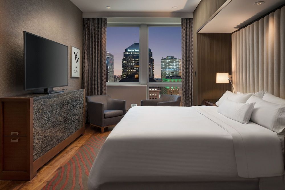 The Westin Cleveland Downtown Standard Room, 1 King Bed, Non Smoking 2