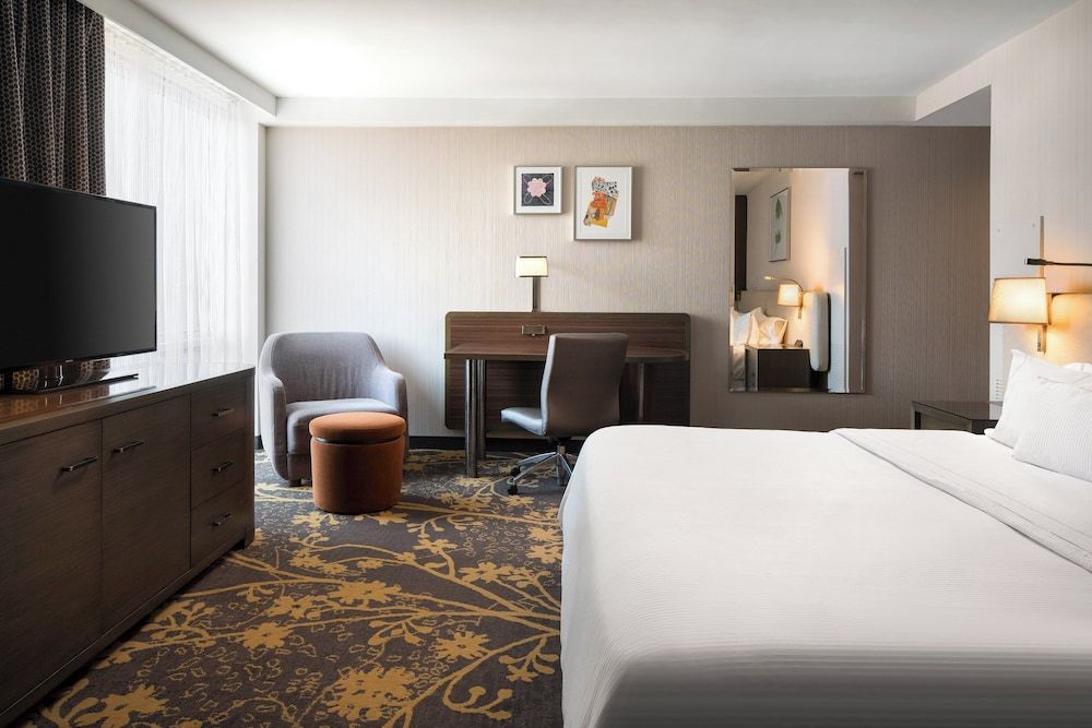 The Westin Cleveland Downtown Standard Room, 1 King Bed, Non Smoking 4