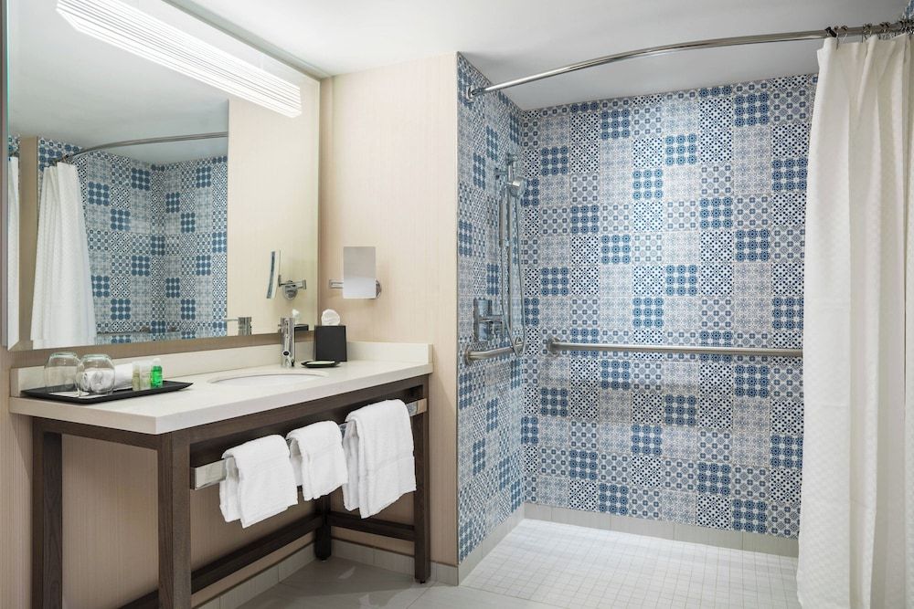 The Westin Cleveland Downtown Standard Room, 1 King Bed, Non Smoking 8