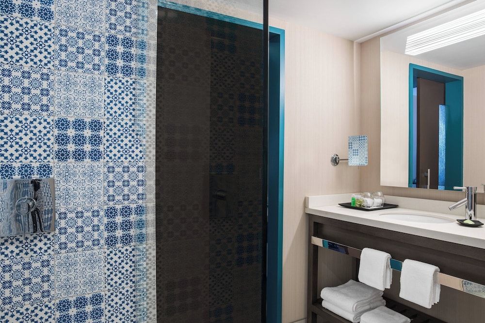 The Westin Cleveland Downtown Standard Room, 1 King Bed, Non Smoking 9