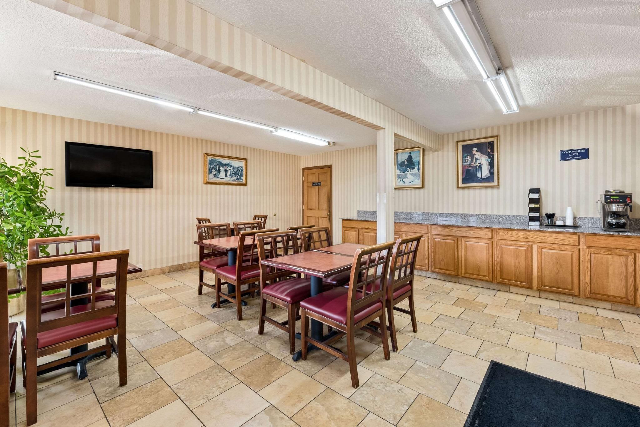 undefined Rodeway Inn Columbus West 7