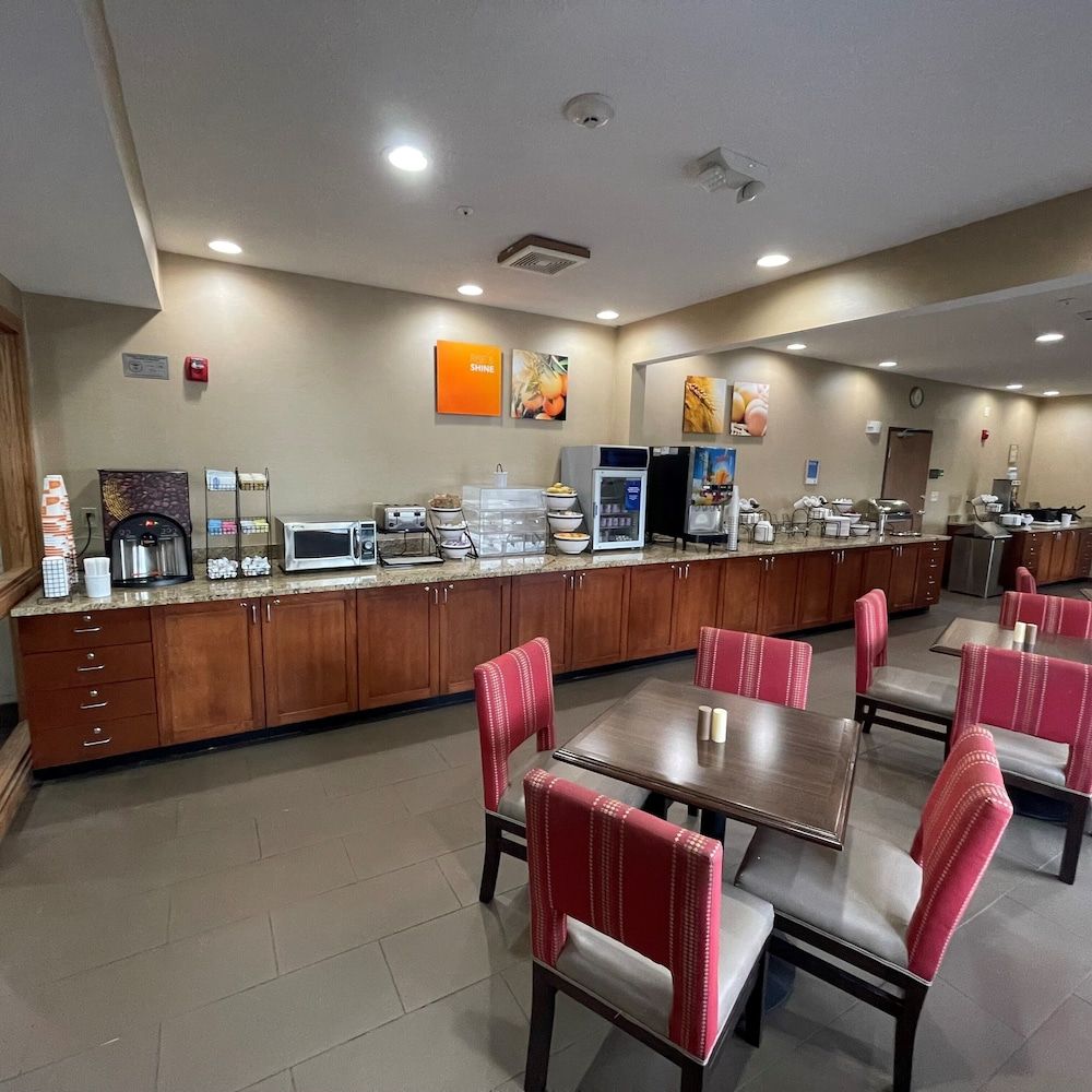 undefined Comfort Inn North/Polaris 8