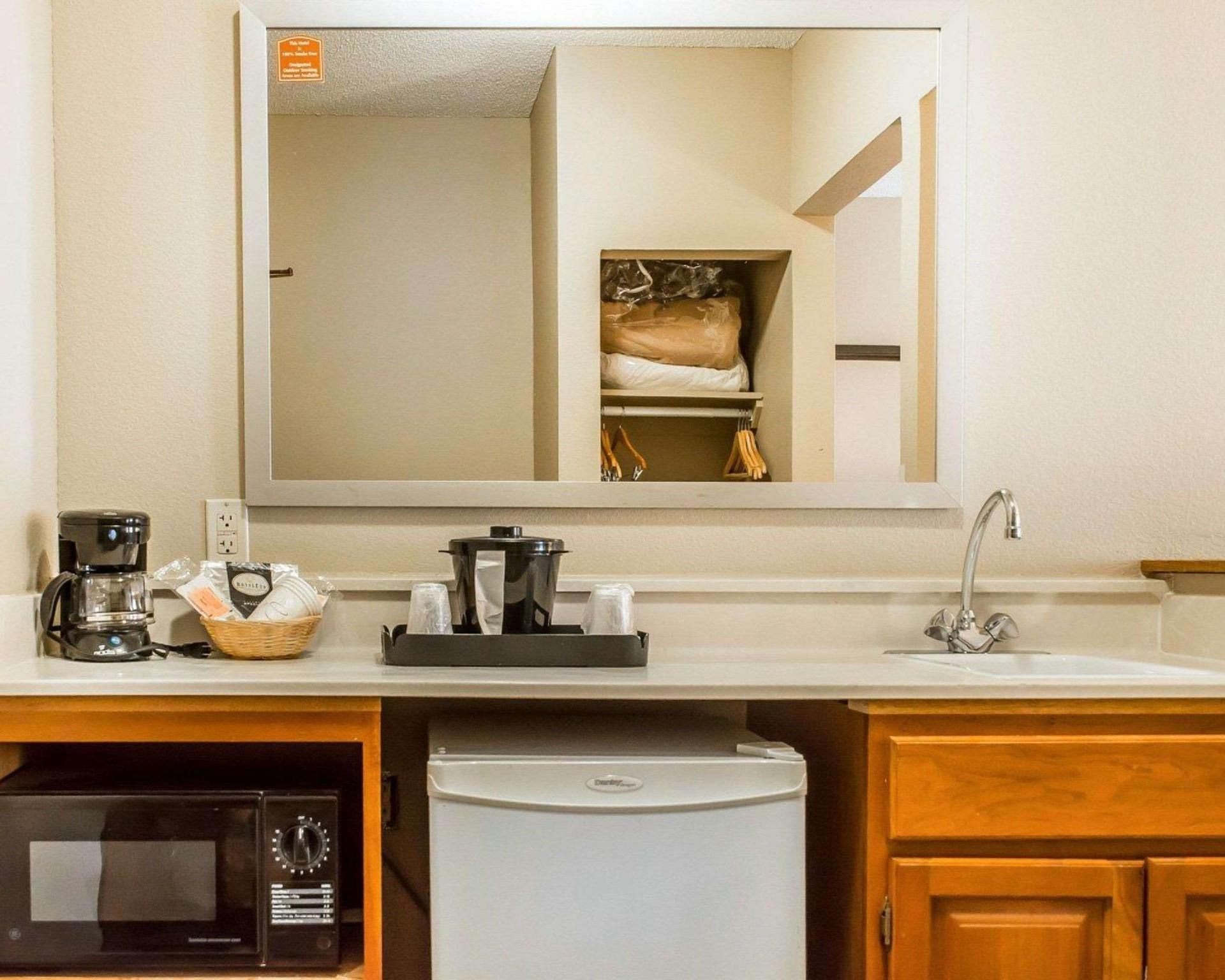 1 King Bed, Suite, Nonsmoking, Accessible