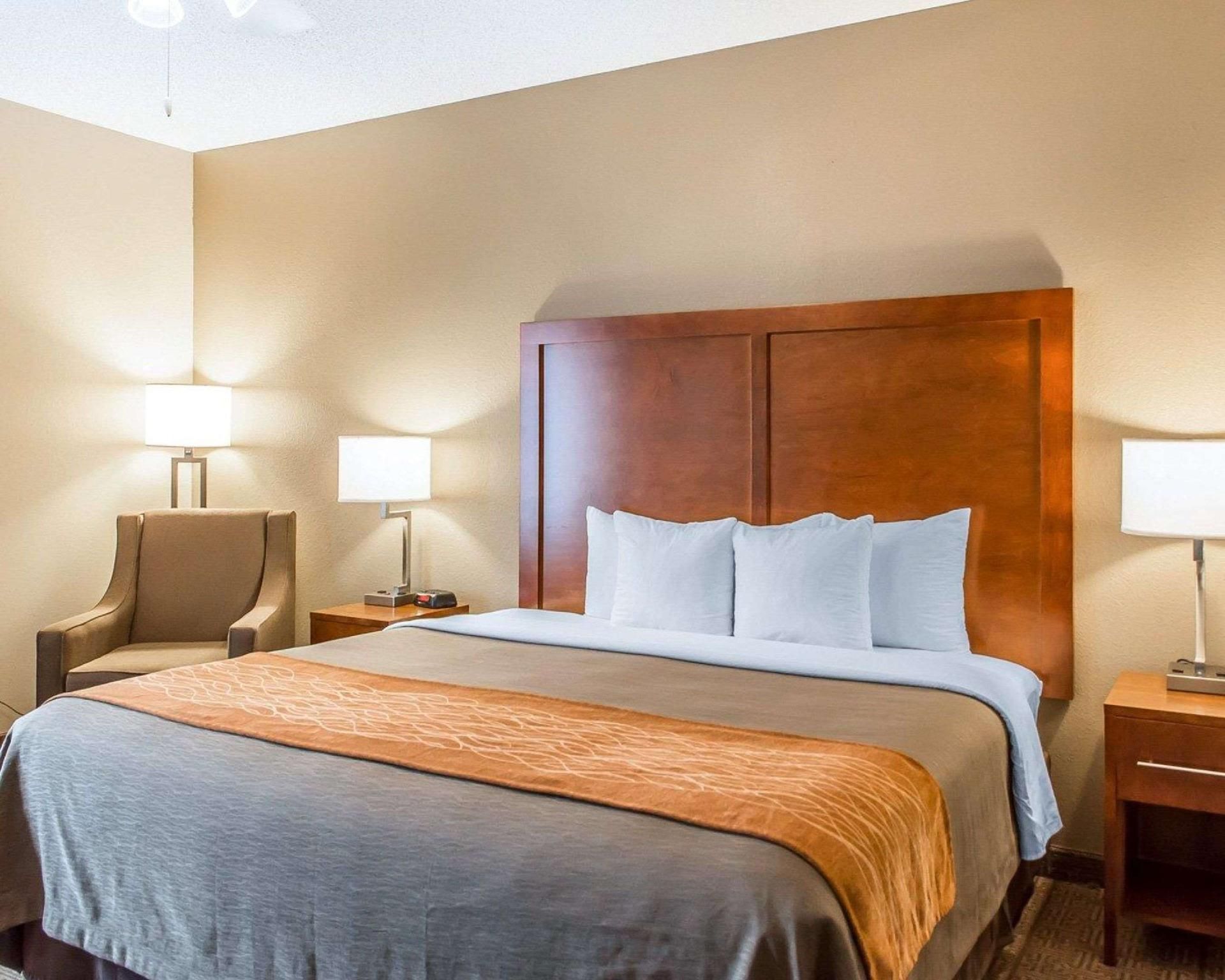 1 King Bed, Suite, Nonsmoking, Accessible