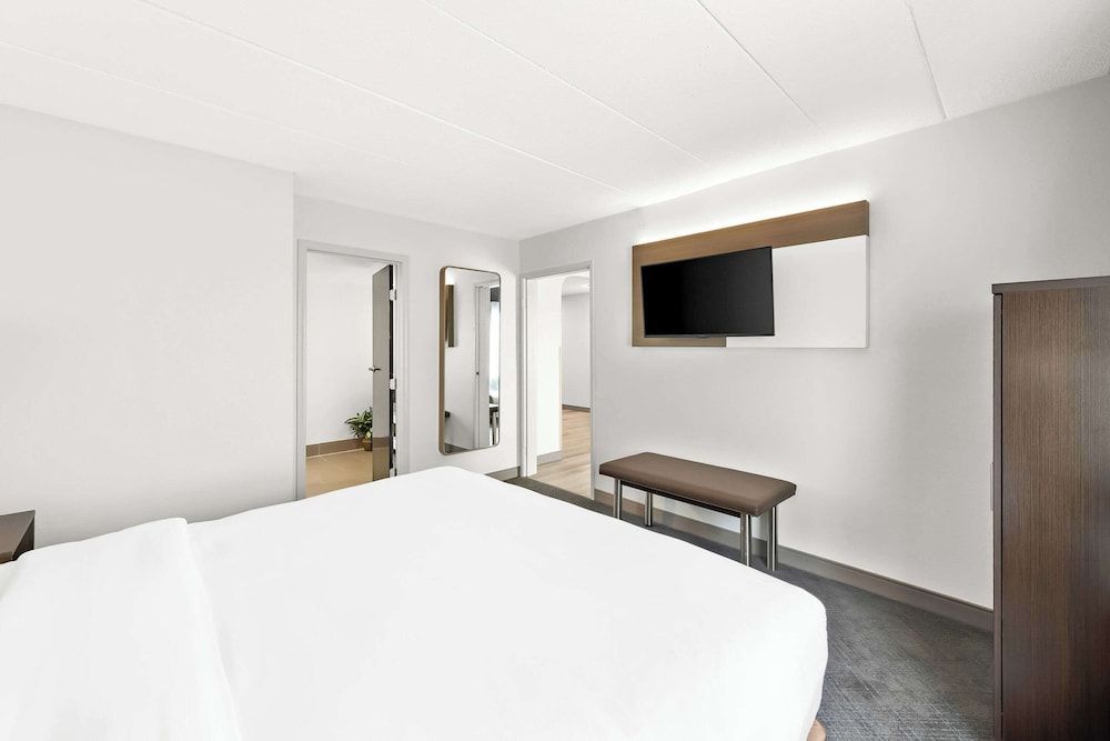 Comfort Suites Columbus Suite, 1 King Bed with Sofa bed, Non Smoking 11