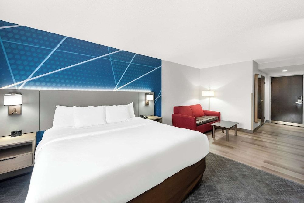 Comfort Suites Columbus Suite, 1 King Bed with Sofa bed, Non Smoking 4