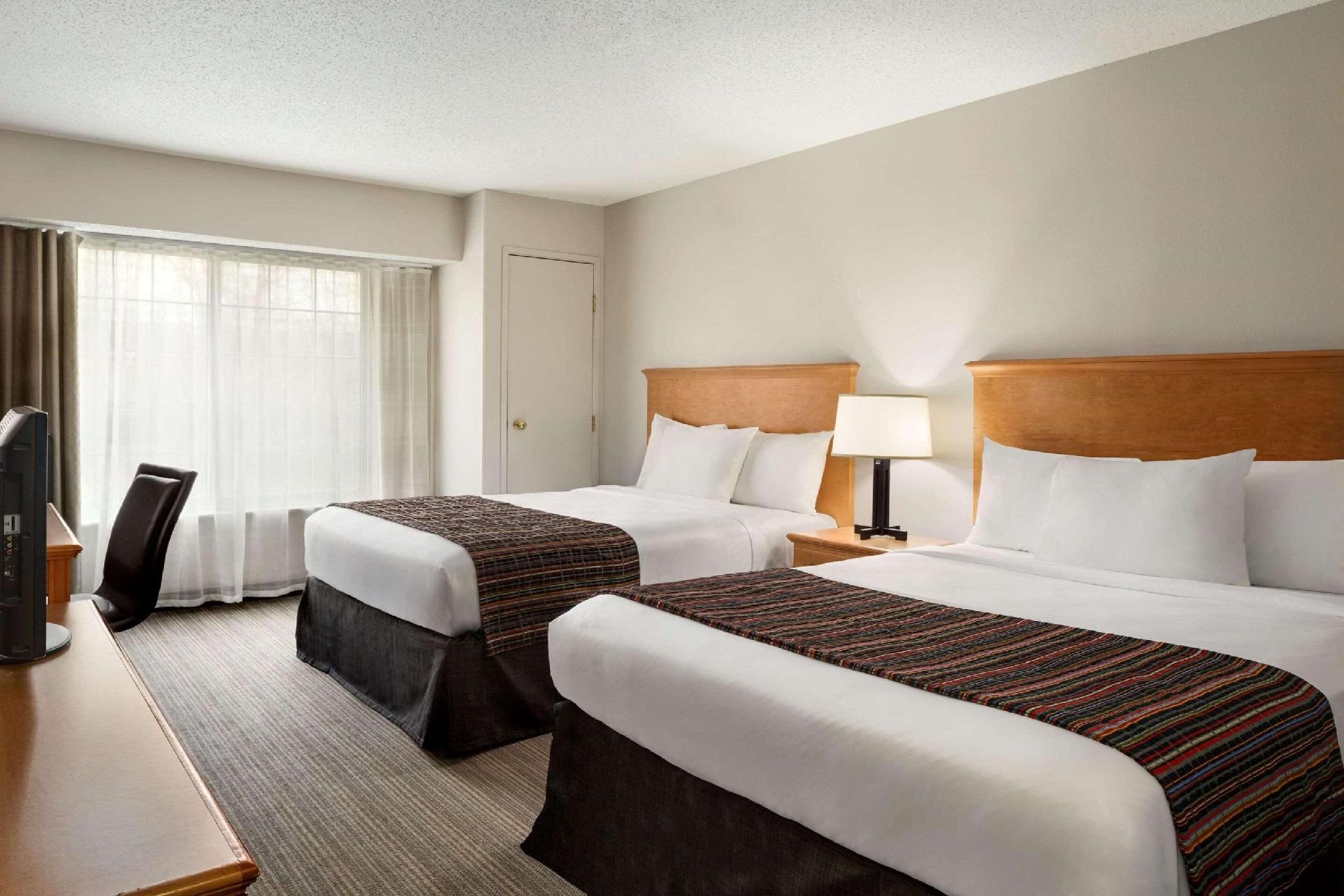 undefined Country Inn & Suites by Radisson, Columbus Airport, OH 3