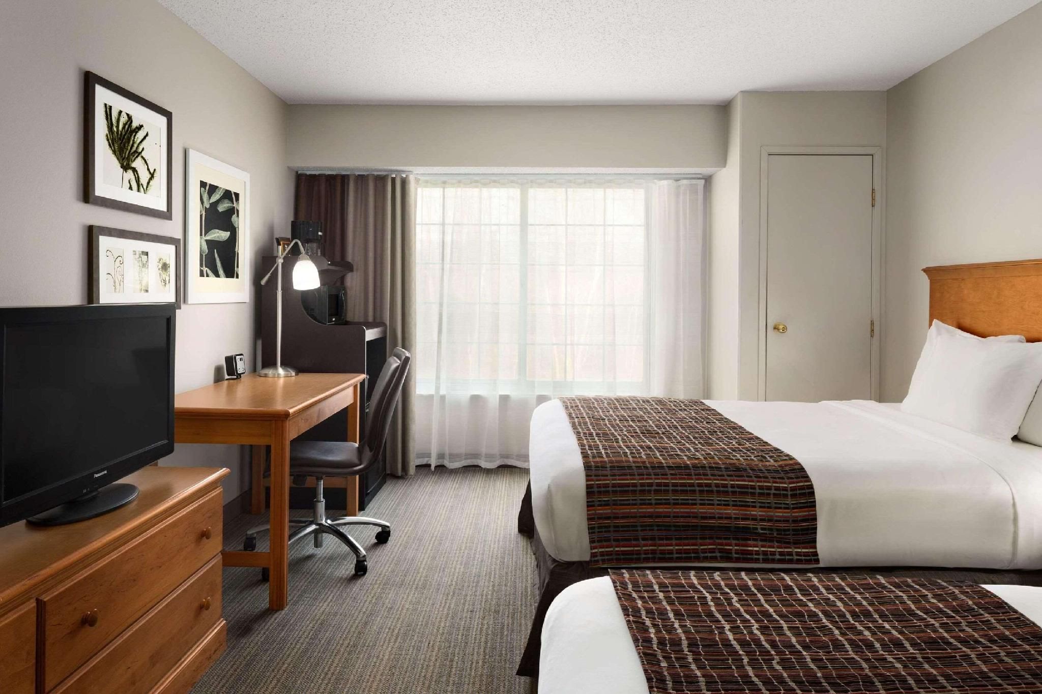 undefined Country Inn & Suites by Radisson, Columbus Airport, OH 2