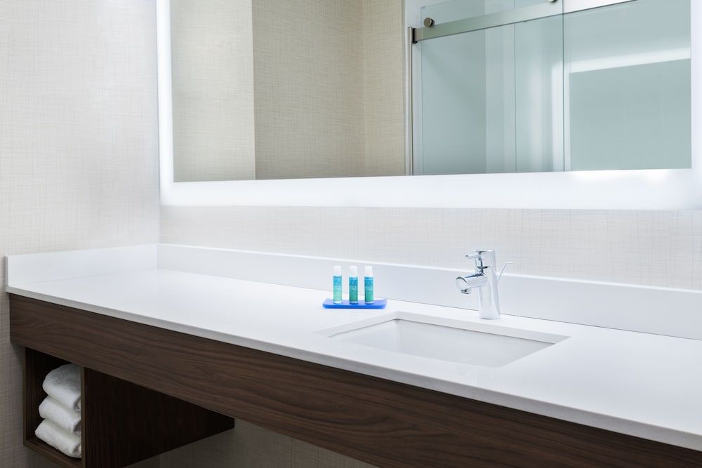 Holiday Inn Express & Suites Columbus Airport East by IHG Room, 2 Queen Beds, Non Smoking 2