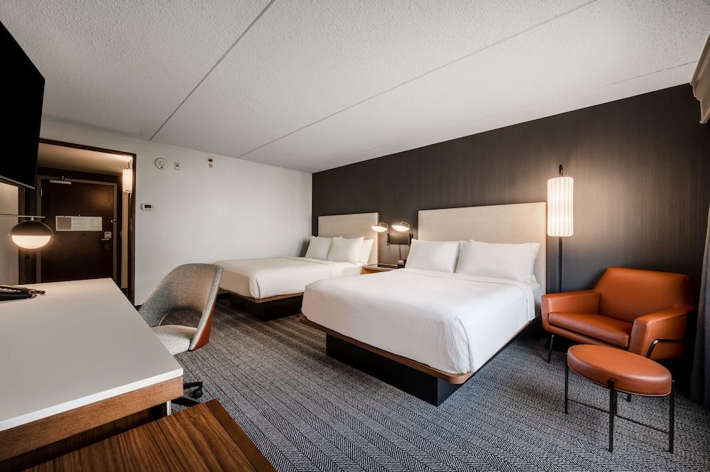 Courtyard by Marriott Columbus Airport Room, 2 Queen Beds (Mobility/Hearing Accessible, Tub) 2