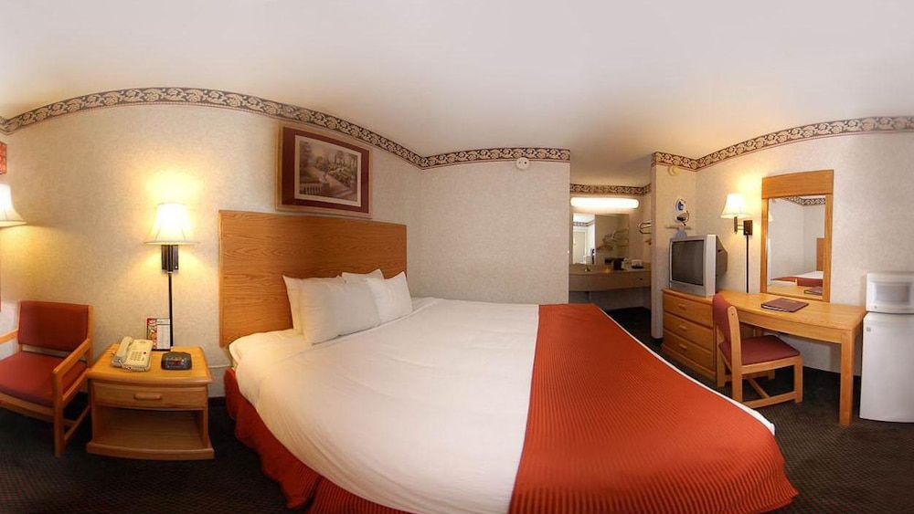 Days Inn by Wyndham Columbus Fairgrounds Standard Room, 1 King Bed 2