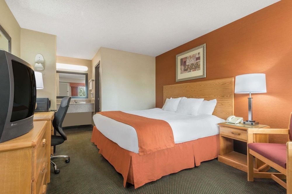 Days Inn by Wyndham Columbus Fairgrounds Standard Room, 1 King Bed 3