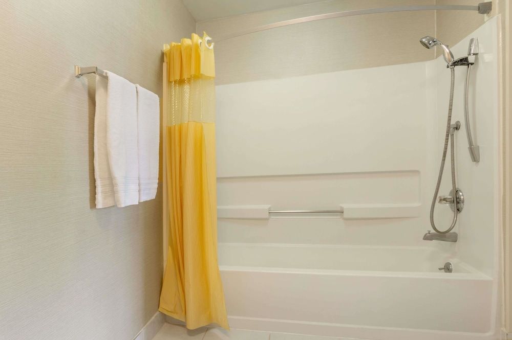 Days Inn by Wyndham Columbus Fairgrounds Standard Room, 1 King Bed 6