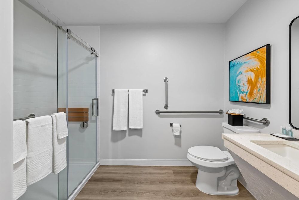 MainStay Suites Columbus North – Worthington Suite, 1 Queen Bed, Accessible, Non Smoking (Accessible Tub) 5