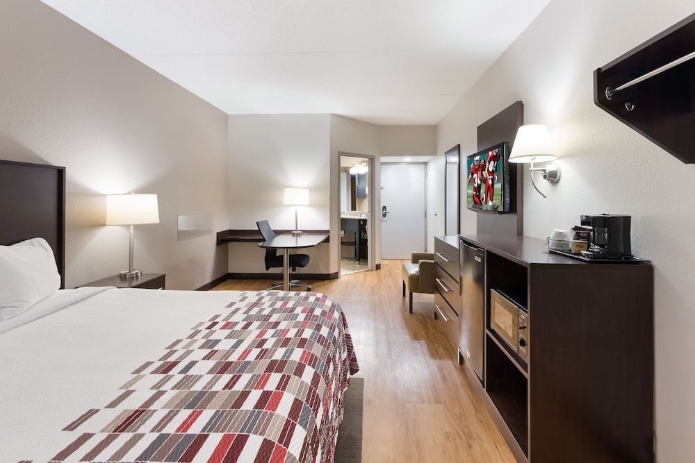 Red Roof Inn & Suites Columbus - West Broad Superior Room, 1 King Bed, Non Smoking 3