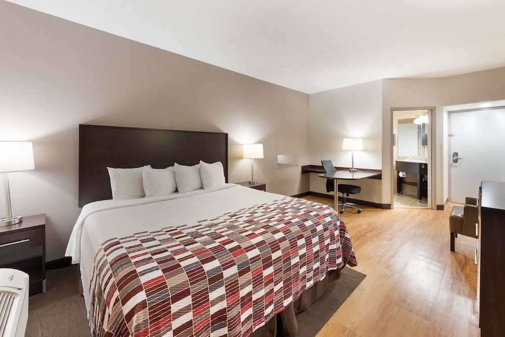 Red Roof Inn & Suites Columbus - West Broad