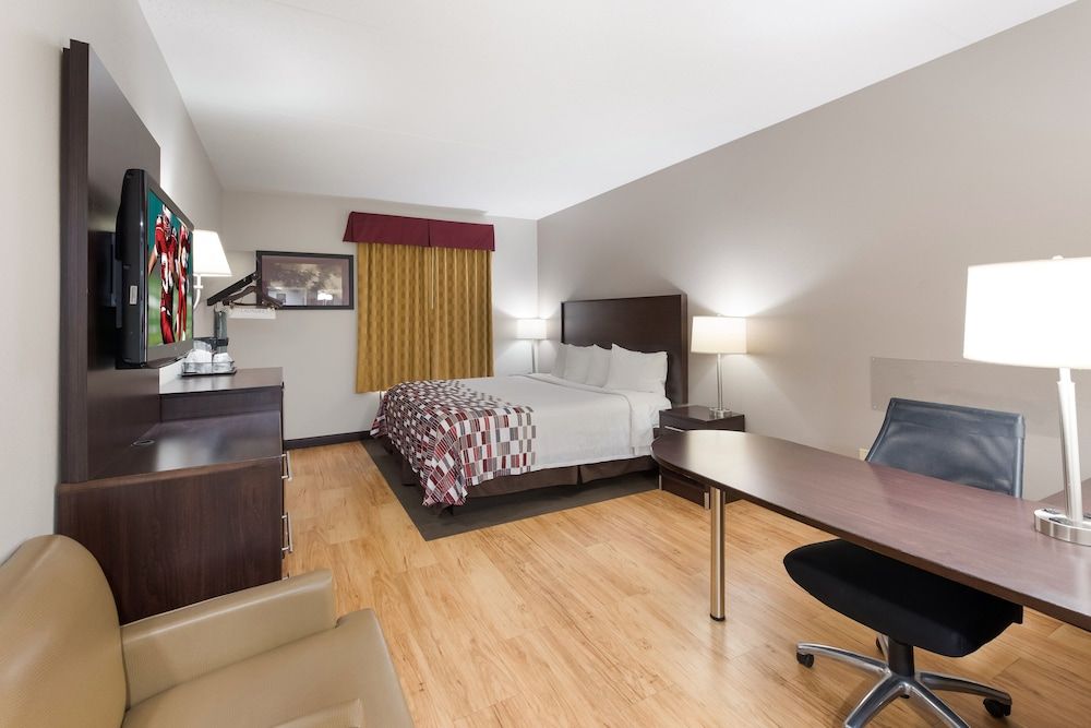 Red Roof Inn & Suites Columbus - West Broad Superior Room, 1 King Bed, Non Smoking 2