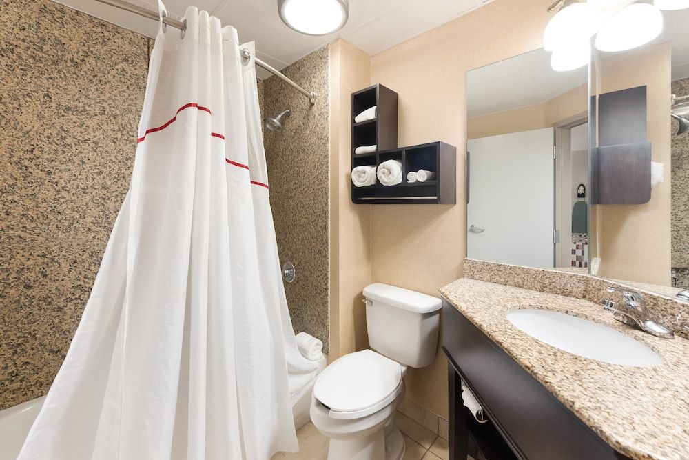 Red Roof Inn & Suites Columbus - West Broad Superior Room, 1 King Bed, Non Smoking 5