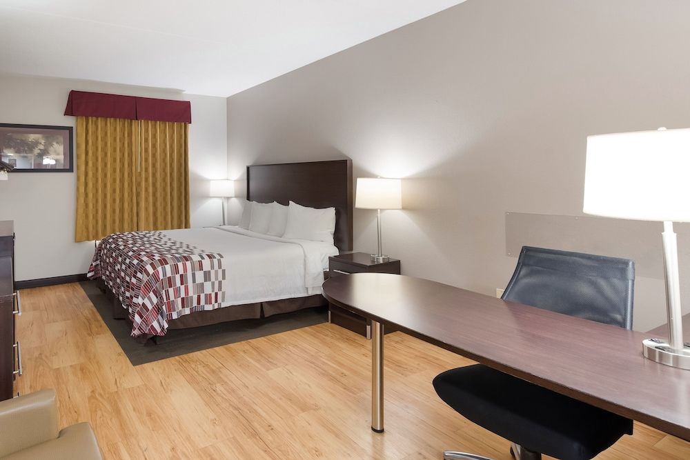 Red Roof Inn & Suites Columbus - West Broad Superior Room, 1 King Bed, Non Smoking 4