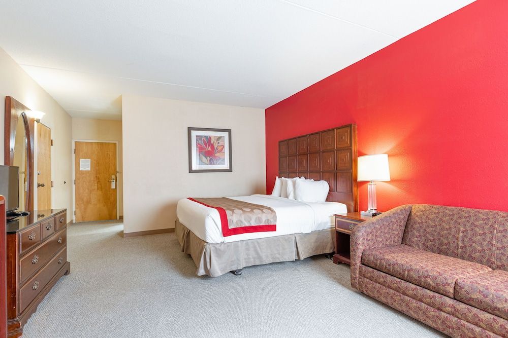 Ramada by Wyndham Columbus North Room, 1 King Bed, Accessible, Non Smoking (Mobility, Bathtub w/Grab Bars) 2
