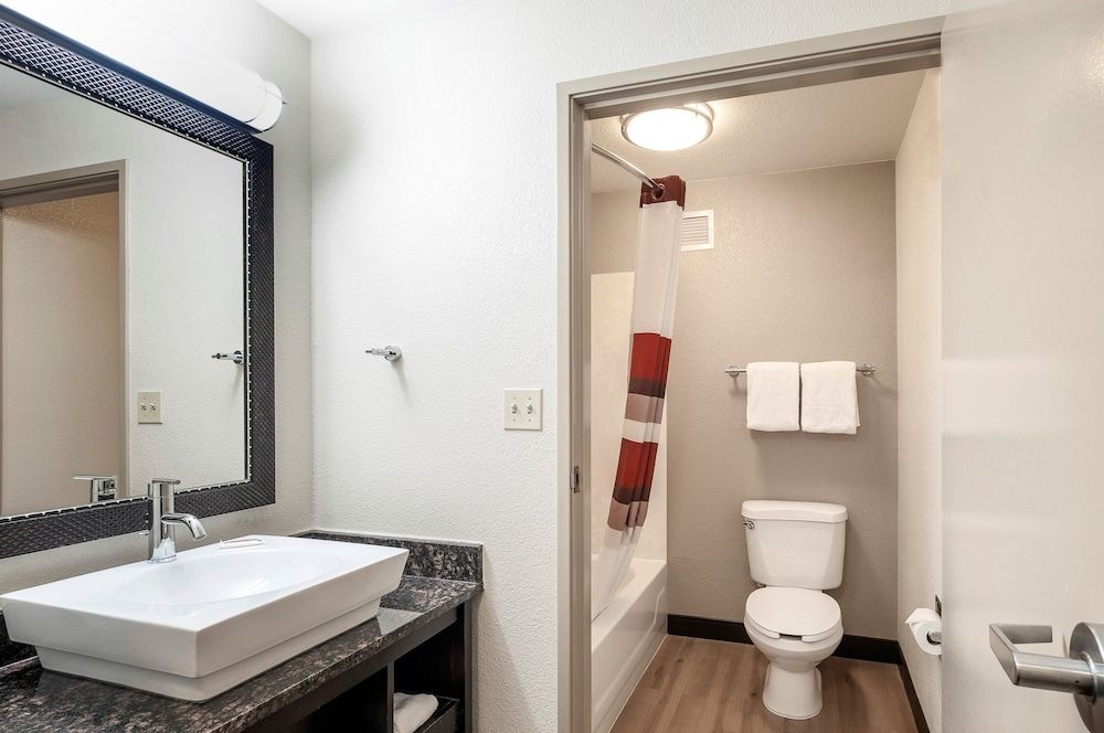 Red Roof Inn PLUS+ Columbus Downtown-Convention Center Deluxe Room, 2 Double Beds (Smoke Free) 4