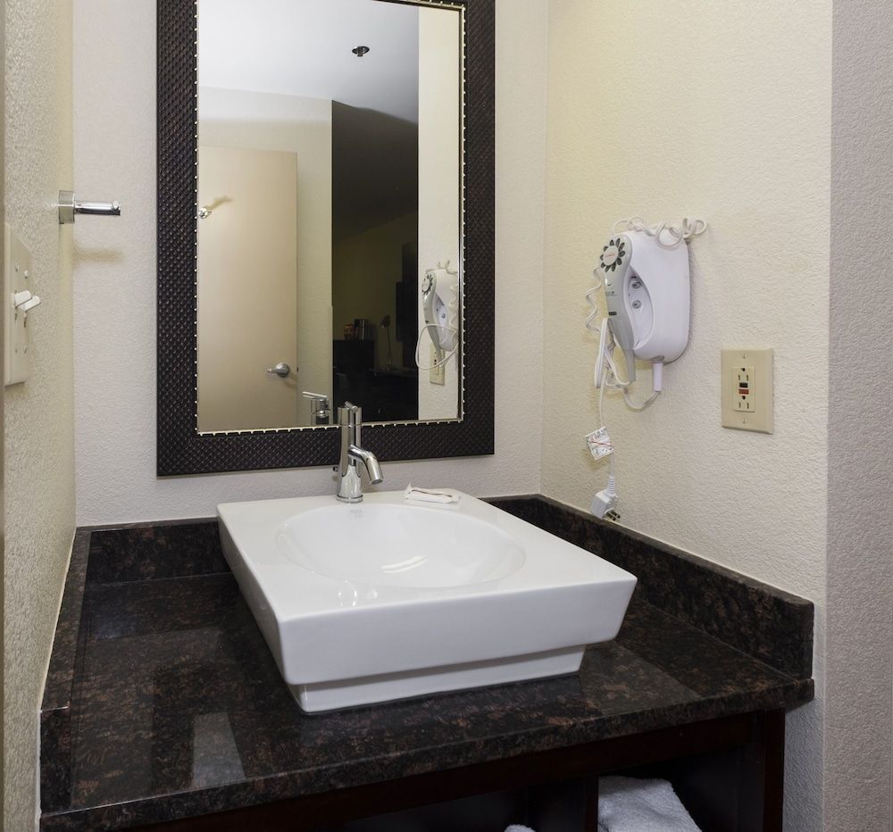 Red Roof Inn PLUS+ Columbus Downtown-Convention Center Deluxe Room, 2 Double Beds (Smoke Free) 5