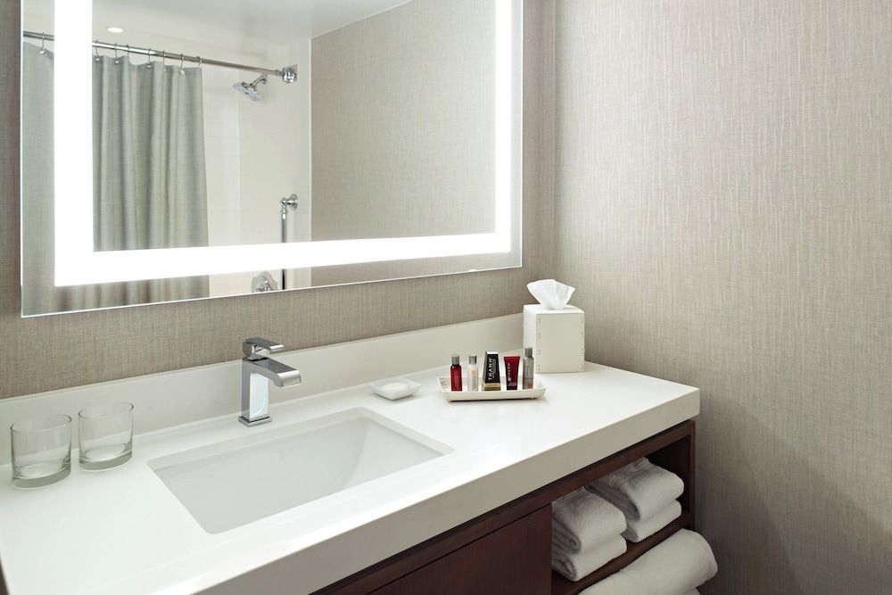 Room, 1 Queen Bed, Non Smoking (Hearing Accessible)