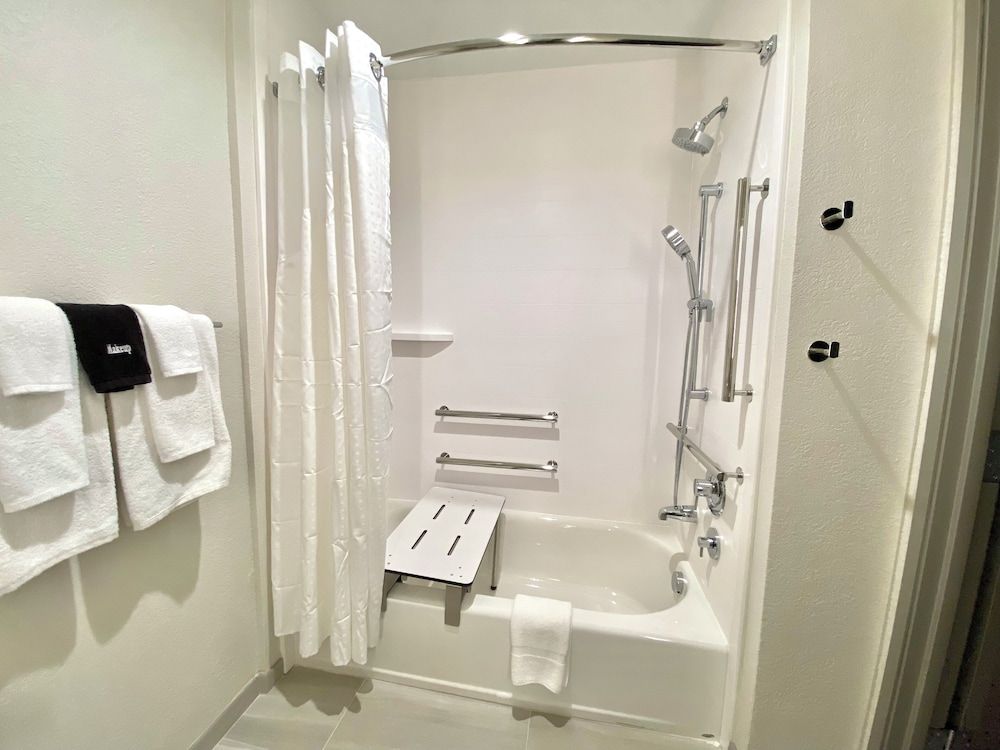 Holiday Inn Express & Suites Elyria By IHG Suite, 1 Bedroom, Accessible Bathtub, Non Smoking (Communications, Accessible Tub)
