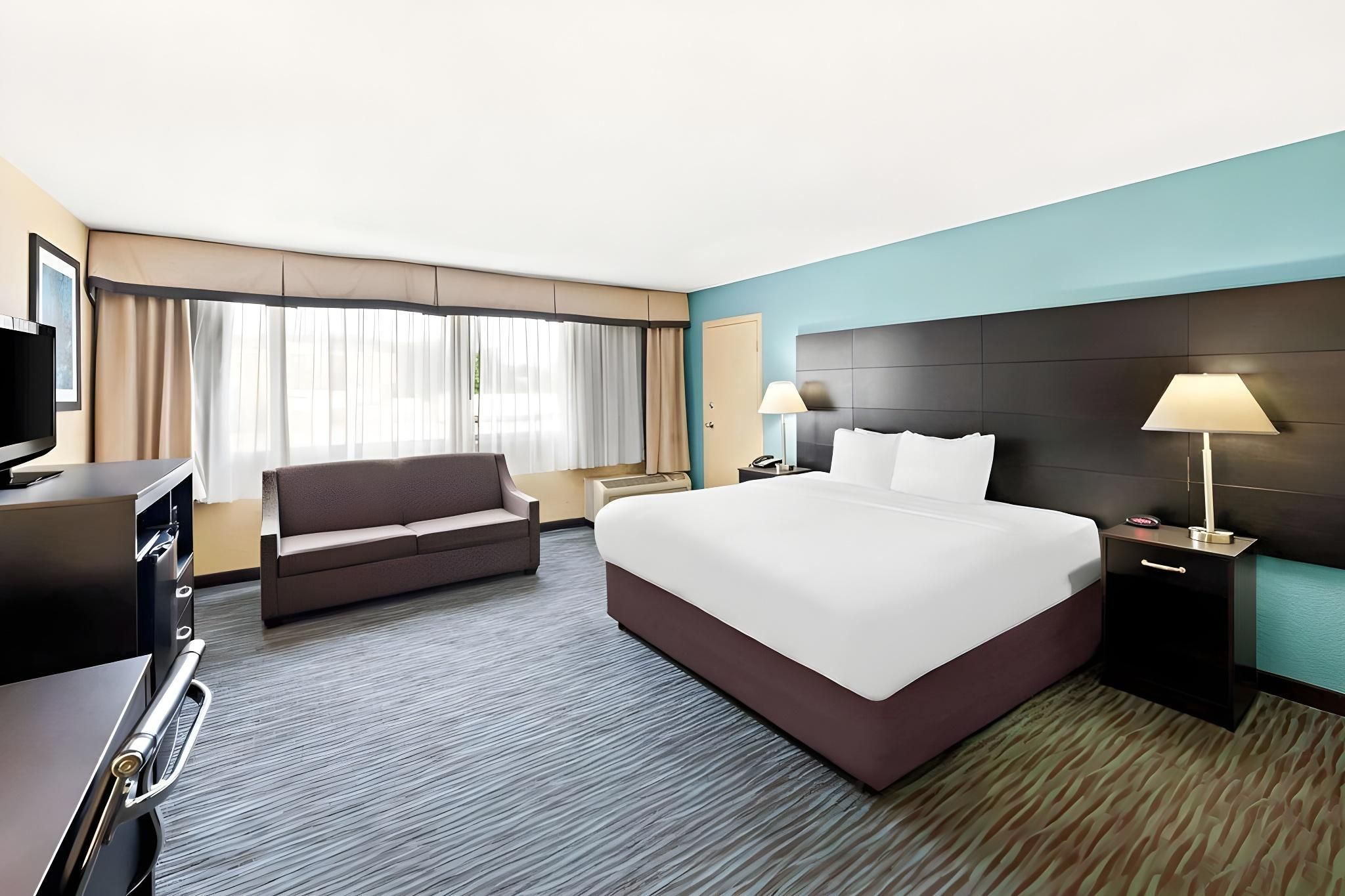 1 King Bed, Suite, Nonsmoking, Upgrade