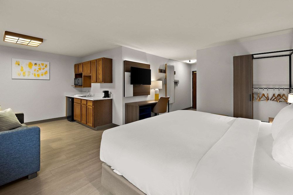 Suite, 1 King Bed, Accessible, Non Smoking (Efficiency)