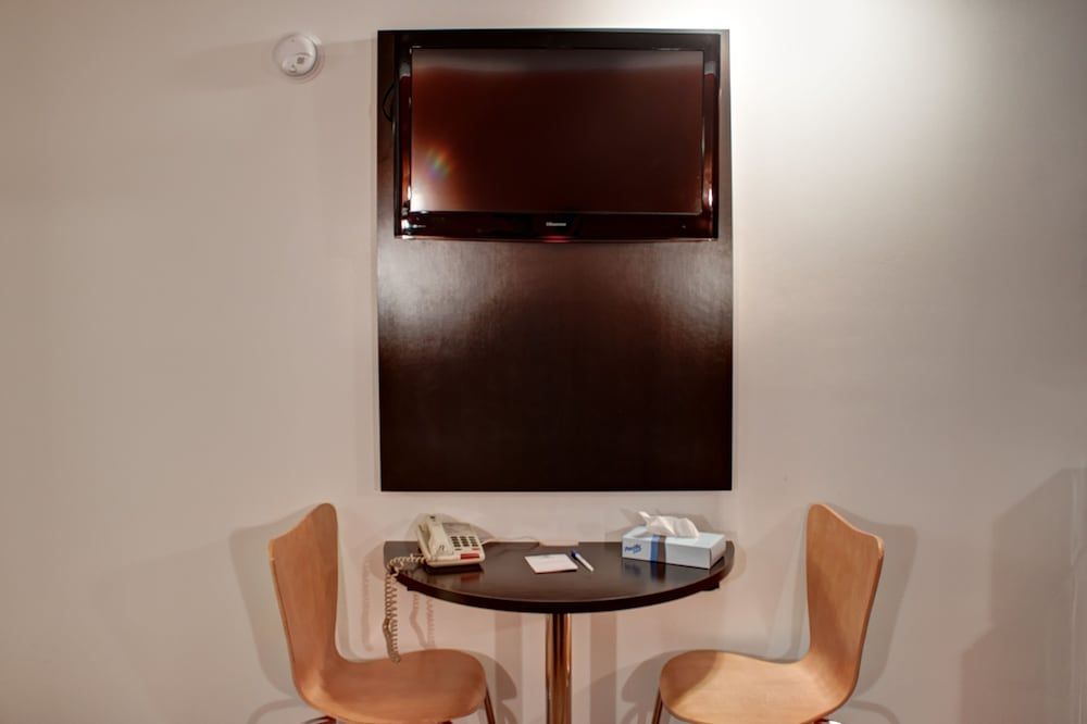 Americas Best Value Inn Heath Newark Room, 1 King Bed, Non Smoking, Kitchenette 6