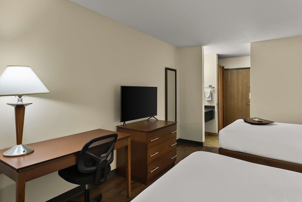 Best Western Lakewood Inn Standard Room, 2 Queen Beds, Non Smoking, Ground Floor (Refrigerator & Microwave)