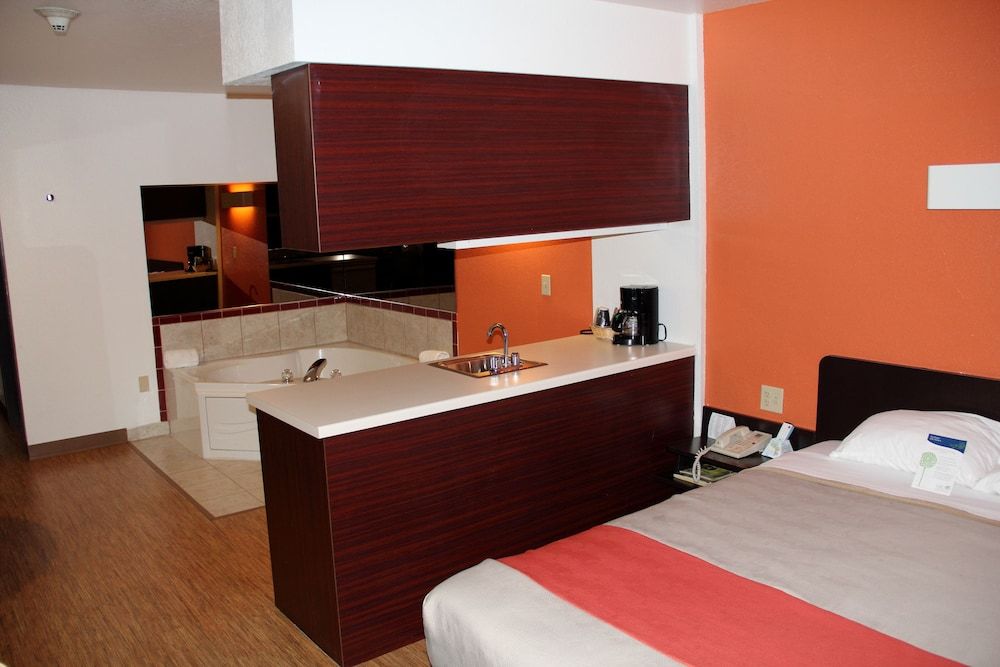 Motel 6 Huron, OH - Sandusky Deluxe Suite, 1 Queen Bed, Non Smoking, Hot Tub 5