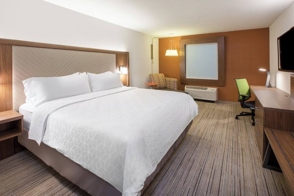Standard Room, 1 King Bed, Accessible (Mobility, Roll-In Shower)