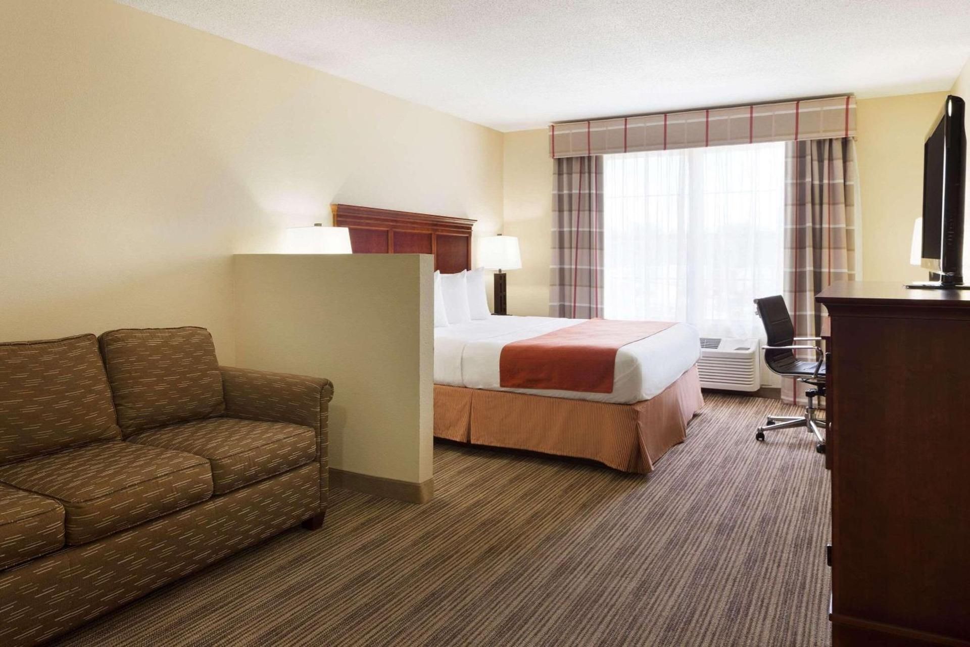 1 King Bed, Suite, Nonsmoking, Accessible