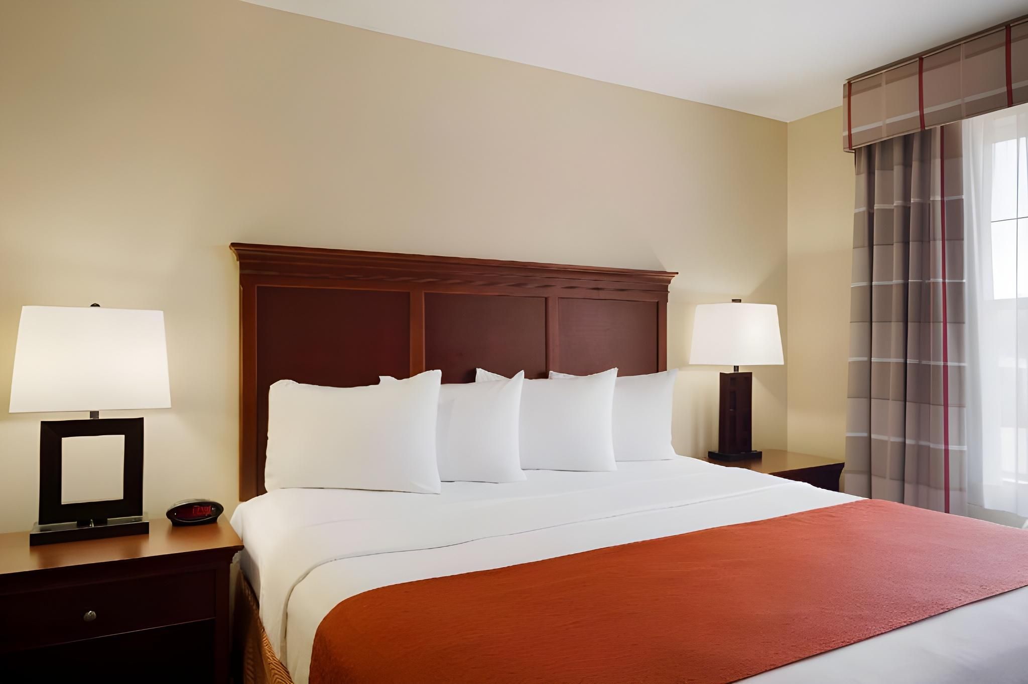1 King Bed, Suite, Nonsmoking, Accessible